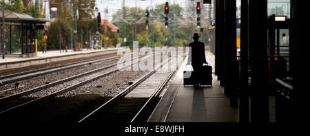 Dresden, Deutschland. 15. Oktober 2014. Ein Mann zieht zwei Koffer über eine leere Plattform am Hauptbahnhof Dresden in Dresden, Deutschland, 15. Oktober 2014. Die Lokführer der Deutschen Bahn geben Sie eine bundesweite Streiks am Mittwoch (15. Oktober 2014) ab 14:00 bis Donnerstag (16. Oktober 2014) 16:00 Foto: Arno Burgi/Dpa/Alamy Live News Stockfoto