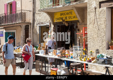 Antiquitätengeschäft mit Tischen im Freien zeigt Antiquitäten zum Verkauf, Sault, Vaucluse, Provence, Frankreich. Stockfoto