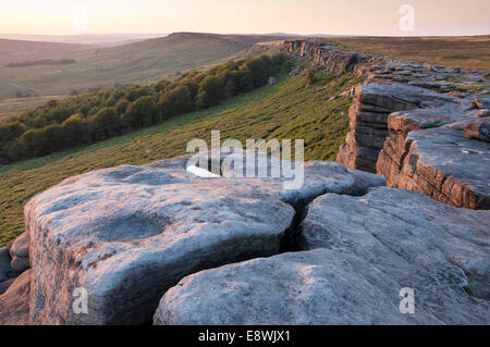 Felsspalte auf Stanage Edge, Derbyshire. Warmen Sonnenuntergang auf den Felsen. Stockfoto