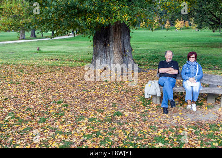 Menschen im Stadtgarten, Paar - Frau Mann auf einer Bank, Stromovka Park Prag Herbst Tschechien Senior Bank Senior Paar sitzt im Park Stockfoto