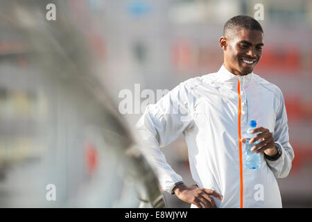 Mann Trinkwasser nach dem Training Stockfoto