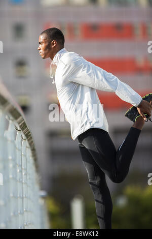 Menschen, die seine Beine vor dem Training zu dehnen Stockfoto