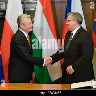 Leipzig, Deutschland. 9. Oktober 2014. Deutscher Präsident Joachim Gauck (L) schüttelt die Hand des polnischen Präsidenten Bronislav Komorowski während der Feierlichkeiten anlässlich des 25-jährigen Jubiläums der "Friedlichen Revolution" in Leipzig, Deutschland, 9. Oktober 2014. Foto: Peter Endig/Dpa/Alamy Live News Stockfoto