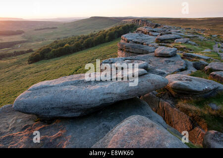 Stanage Edge im Peak District Nationalpark an einem warmen Sommerabend. Eine dramatische Landschaft, die bei Wanderer und Kletterern beliebt ist. Stockfoto