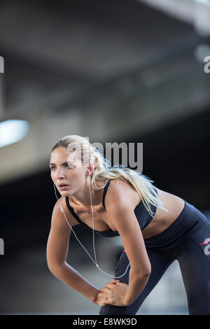 Frau, dehnen vor dem Training auf Stadtstraße Stockfoto