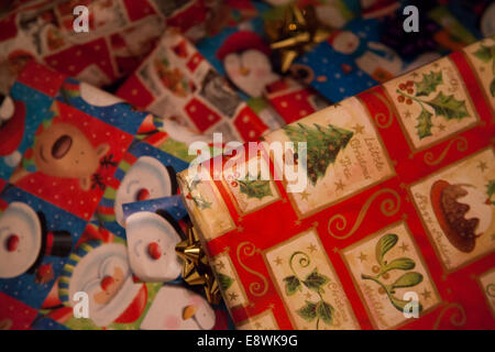 Weihnachtsgeschenke verpackt und unter dem Baum Stockfoto