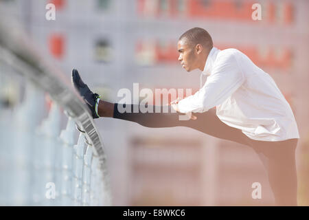 Mann stretching vor dem Training auf Stadtstraße Stockfoto