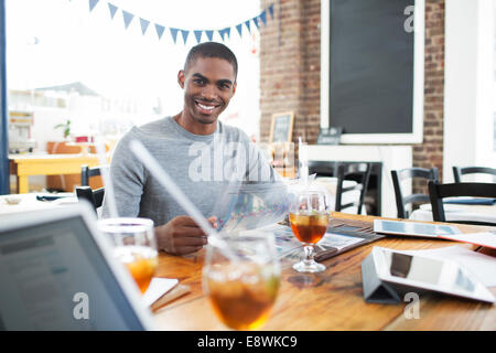 Geschäftsmann mit Mittagessen im café Stockfoto