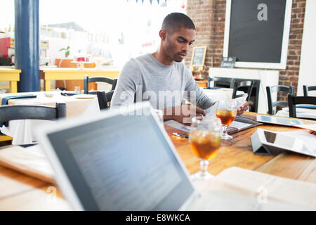 Geschäftsmann mit Mittagessen im café Stockfoto