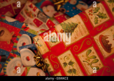 Weihnachtsgeschenke verpackt und unter dem Baum Stockfoto