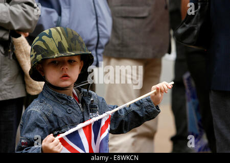 Kind mit Union Jack Flagge wartet begruesse das 2. Bataillon der Gewehre in Süd-London England Stockfoto