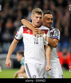 Deutschlands Toni Kroos feiert erzielte das 1:0 mit Deutschlands Karim Bellarabi während der Europäischen Qualifikationsspiel zwischen Deutschland und Irland, Veltins Arena in Gelsenkirchen am 14. Oktober., 2014. Stockfoto