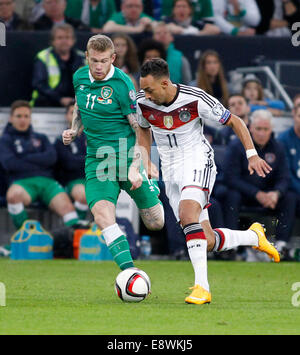 Deutschlands Karim Bellarabi (R) gegen sofort James McClean während die Europäische Qualifikationsspiel zwischen Deutschland und Irland, Veltins Arena in Gelsenkirchen am 14. Oktober., 2014. Stockfoto