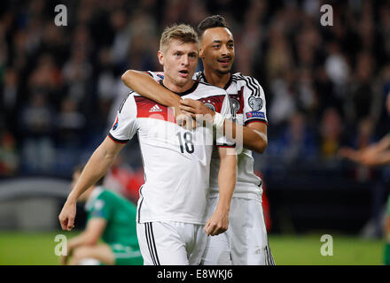 Deutschlands Toni Kroos feiert erzielte das 1:0 mit Deutschlands Karim Bellarabi während der Europäischen Qualifikationsspiel zwischen Deutschland und Irland, Veltins Arena in Gelsenkirchen am 14. Oktober., 2014. Stockfoto