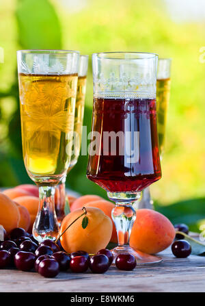 Süßer Wein und Früchten auf Holztisch Stockfoto
