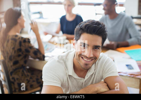 Geschäftsmann lächelnd bei Treffen im café Stockfoto