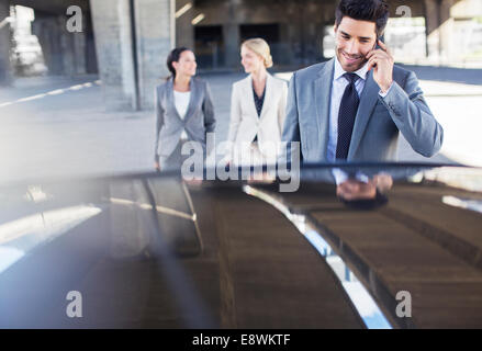 Geschäftsleute, die zu Fuß in Richtung Auto in der Tiefgarage Stockfoto