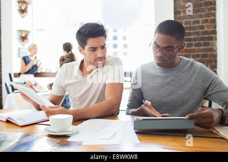 Blick auf digital-Tablette in treffen Unternehmer Stockfoto