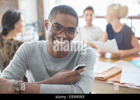 Geschäftsmann mit Handy bei Treffen im café Stockfoto