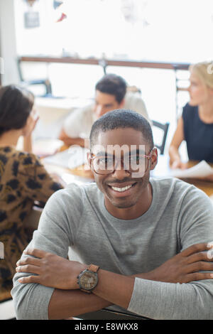 Geschäftsmann lächelnd in café Stockfoto