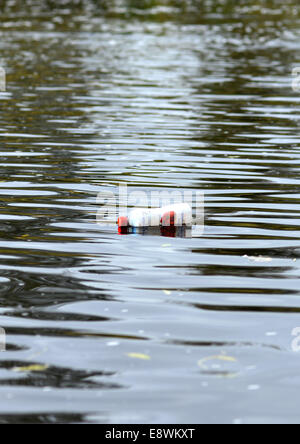 Kunststoff-Flasche in den Fluss Tees in der Grafschaft Durham schweben Stockfoto
