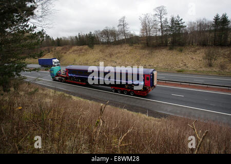 First Great Western Zug Wagen wird auf der Straße entlang der M74 in der Nähe von Hamilton, North Lanarkshire transportiert. Stockfoto