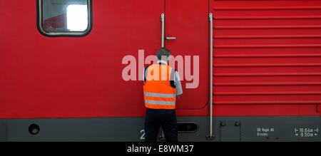 Dresden, Deutschland. 15. Oktober 2014. Ein Lokführer sperrt einen Zug am Hauptbahnhof in Dresden, Deutschland, 15. Oktober 2014. Die Lokführer für die Deutsche Bahn werden von 14:00 am Mittwoch (15.10.2014) und weiter bis 04:00 am Donnerstag (16.10.2014). Foto: ARNO BURGI/Dpa/Alamy Live-Nachrichten Stockfoto