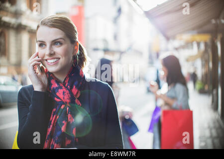 Frau am Handy auf Stadt Straße Stockfoto