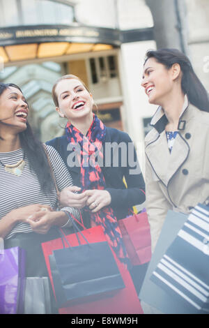 Freunde, die zusammen lachen auf Stadt Straße Stockfoto