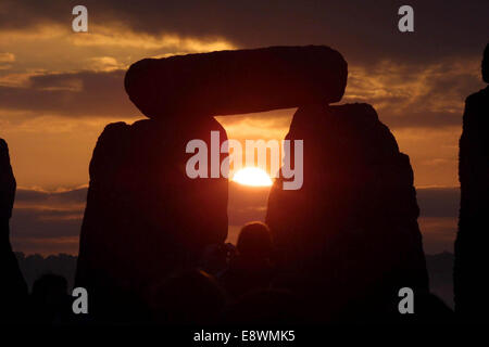 Sonnenaufgang auf der Sommer-Sonnenwende in Stonehenge, die regelmäßig beobachtet wird von Tausenden von Menschen. Stockfoto