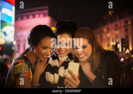 Frauen reden Bild zusammen auf Stadt Straße bei Nacht Stockfoto