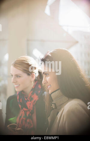 Frauen Lächeln auf Stadtstraße Stockfoto