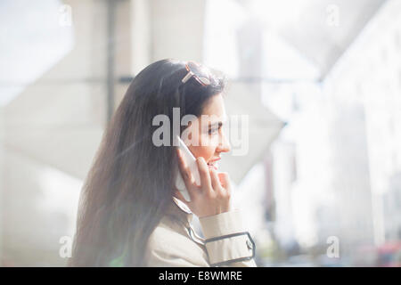 Frau am Handy auf Stadt Straße Stockfoto