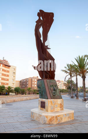 CALAFELL, Spanien - 13. August 2014: Denkmal Katalonien-Rundfahrt. Bahndamm der Stadt Calafell, Spanien Stockfoto