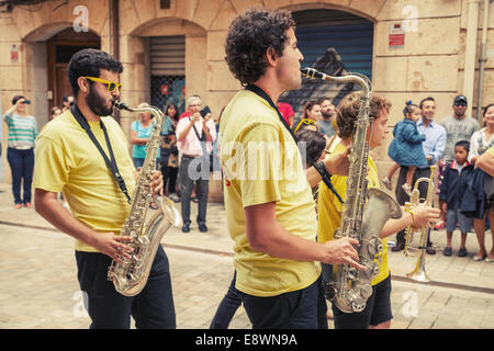 TARRAGONA, Spanien - 16. August 2014: Junge Musiker mit Saxophon in der Straße von Tarragona, Katalonien, Spanien Stockfoto