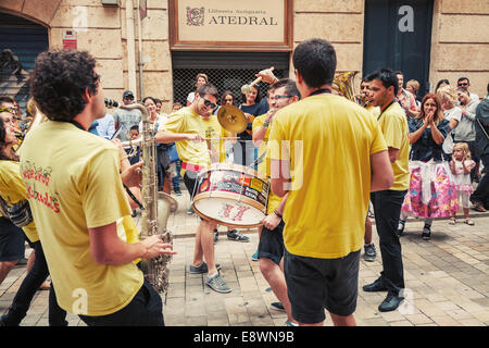 TARRAGONA, Spanien - 16. August 2014: Junge Musiker in der Straße von Tarragona, Katalonien, Spanien Stockfoto