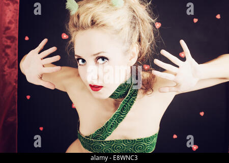 Schöne Frau mit Make-up und stilvollen Haar auf einem schwarzen Hintergrund Stockfoto
