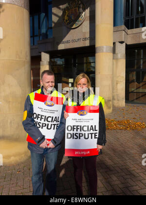 Middlesbrough, UK. 15. Oktober 2015. Öffentliche und kommerzielle Dienstleistungen Mann und Frau Gewerkschaftsmitglieder Streikposten der Teeside kombiniert Law Court Services Gebäude in Middlesbrough.  Der PCS-Union ist heute 15. Oktober 2014 hält einen landesweiten Streik zur Begründung ihrer Klage eine universelle 1 % entrichten Aufstieg Zahlen, wie durch die öffentliche Hand bezahlen Prüfinstanz empfohlen.  Die empfohlene 1 % Lohnerhöhung wird nicht von der Regierung für Personen, die eine vertragliche Gehaltserhöhung angewendet.  Viele gering bezahlte Arbeitnehmer erhalten damit keine Gehaltserhöhung. Bildnachweis: Peter Jordan NE/Alamy Live-Nachrichten Stockfoto