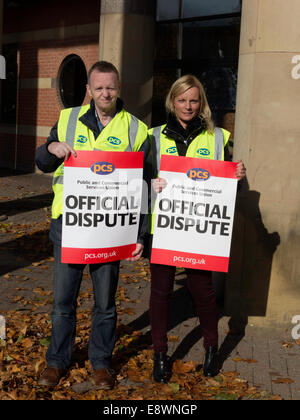 Middlesbrough, UK. 15. Oktober 2015. Mann Frau PCS Union Strike öffentlichen Commercial Services Union Mitglieder Streikposten Streikposten Streikposten Teesside kombiniert Law Court Services Gebäude in Middlesbrough bundesweiten Streik Pay Aufstieg Anspruch auf einen öffentlichen Sektor Zahlen Überprüfung Körper Middlesbrough Cleveland England UK britische bezahlt werden. Bildnachweis: Peter Jordan NE/Alamy Live-Nachrichten Stockfoto