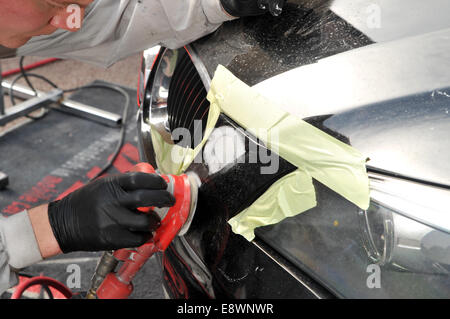 Mobiler Lack Reparatur zu einem BMW Stoßfänger Stockfoto