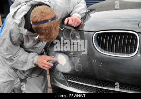 Mobiler Lack Reparatur zu einem BMW Stoßfänger Stockfoto
