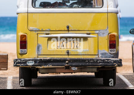 Eine alte 70er Jahre Volkswagen Wohnmobil fotografiert an einem australischen Strand abgestellt Stockfoto