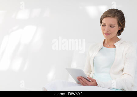 Lächelnde Frau mit digital-Tablette Stockfoto