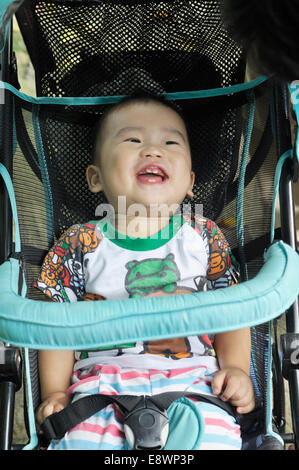 süße asiatische Baby im Kinderwagen Stockfoto