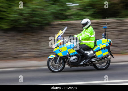 Polizei-Motorradfahrer beschleunigt vorbei auf um die Straße vor Fahrern bei der Tour of Britain 2014 Radrennen zu löschen. Stockfoto