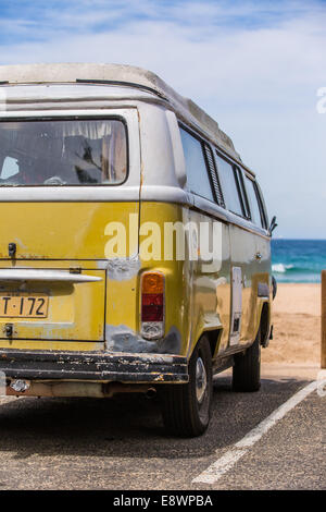 Eine alte 70er Jahre Volkswagen Wohnmobil fotografiert an einem australischen Strand abgestellt Stockfoto