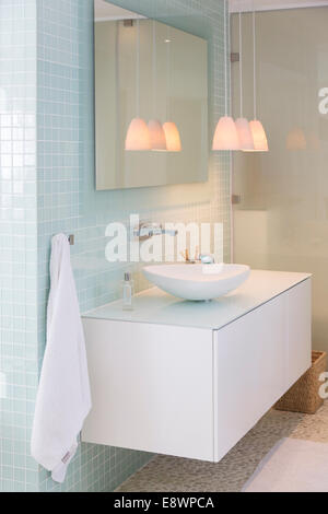 Waschbecken, Spiegel und Lampen im modernen Badezimmer Stockfoto