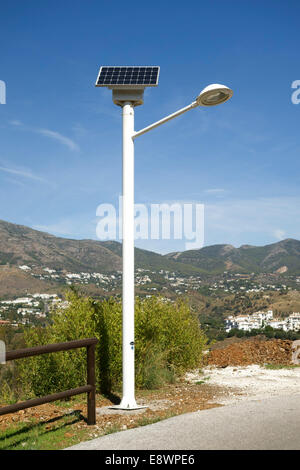 Solarbetriebene Straßenlaterne, Mijas Costa. Südspanien. Stockfoto