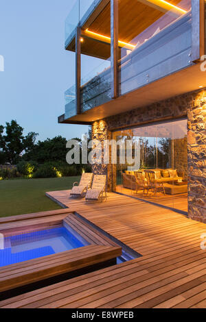 Modernes Haus mit Blick auf Pool und Holzdeck Stockfoto