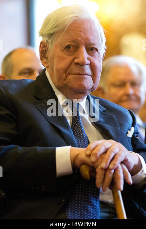 Hamburg, Deutschland. 15. Oktober 2014. Altkanzler Helmut Schmidt (SPD) lächelt während einer Zeremonie im Rathaus von Hamburg, Deutschland, 15. Oktober 2014. Schmidt erhielt Ehrendoktorwürde der Universität Athen. Bildnachweis: Dpa picture Alliance/Alamy Live News Stockfoto